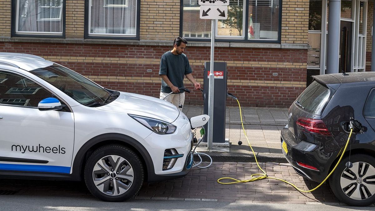 Nem bírja a hálózat, korlátoznák az elektromos autók töltését