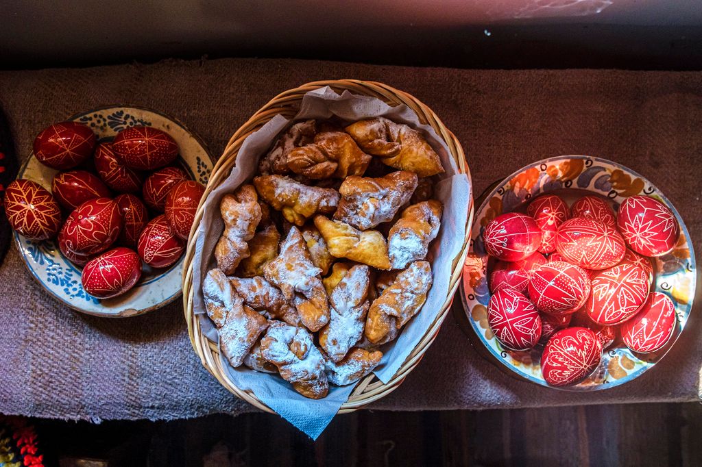 Méhviasz íróka segítségével írott tojást készít (balról jobbra) Gergely Irén, Ambrus Andrea és Nagy Viorica az erdélyi Gyimesközéplokhoz tartozó Hidegségpatakán