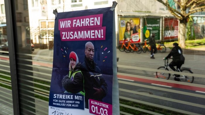 A mai napon a ver.di szakszervezet sztrájkolt, ez egy gyűjtő szakszervezet, nagyjából 1,5-2 millió taggal, és kb ezer különböző szakmát képviselnek. Ők felelnek a kollektív szerződésekért. A múlt havi mozdonyvezető sztrájk után most a közösség közlekedés/tömegközlekedési dolgozók sztrájkoltak, a jobb munkakörülményekért, meg fizetésemelésért. Tényleg brutál leterheltek, nagyon stresszes a meló, és itt is tervezett járatkimaradások vannak már (mint Budapesten), mert nincs elég buszsofőr, villamosvezető...stb.
KAV: Kommunaler Arbeitgeberverband - Kommunális Foglalkoztatók Szövetsége
Keine Ahnung (von) Verkehr : szóvicc a KAV-ból, kb Közlekedésből fogalmatlan
Verkehrswende: közlekedési reform, a Wende az a fordulat, váltás, új irány, rendszerváltás (ez a neve konkréten a 89-90es rendszerváltásnak) A közlekedés változtatása a közösségi közlekedés felé, kevesebb autó, több busz, több villamos, több bicikli...stb.
Wir fahren zusammen, wir streiken zusammen : Együtt utazunk, együtt sztrájkolunk. Kb, mint az egy csónakban evezünk.
Ob Bahn oder Bus, Sprinti ist ein Muss : Hogy vonat vagy busz, a Sprinti az kell!  (egy "muss"-muszáj)
Sprinti: gyorsbusz, iránytaxi,a külső "C" zónából a városba, vagy ott a C zónás utakra foglalható járat, kisbusz, amit appon keresztül lehet foglalni, de érvényes rá a bérlet (kb mintha über lenne BKV bérlettel)