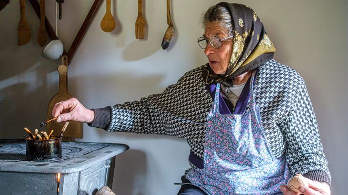 Méhviasz íróka segítségével írott tojást készít (balról jobbra) Gergely Irén, Ambrus Andrea és Nagy Viorica az erdélyi Gyimesközéplokhoz tartozó Hidegségpatakán