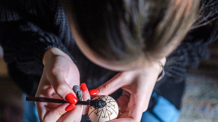 Méhviasz íróka segítségével írott tojást készít (balról jobbra) Gergely Irén, Ambrus Andrea és Nagy Viorica az erdélyi Gyimesközéplokhoz tartozó Hidegségpatakán