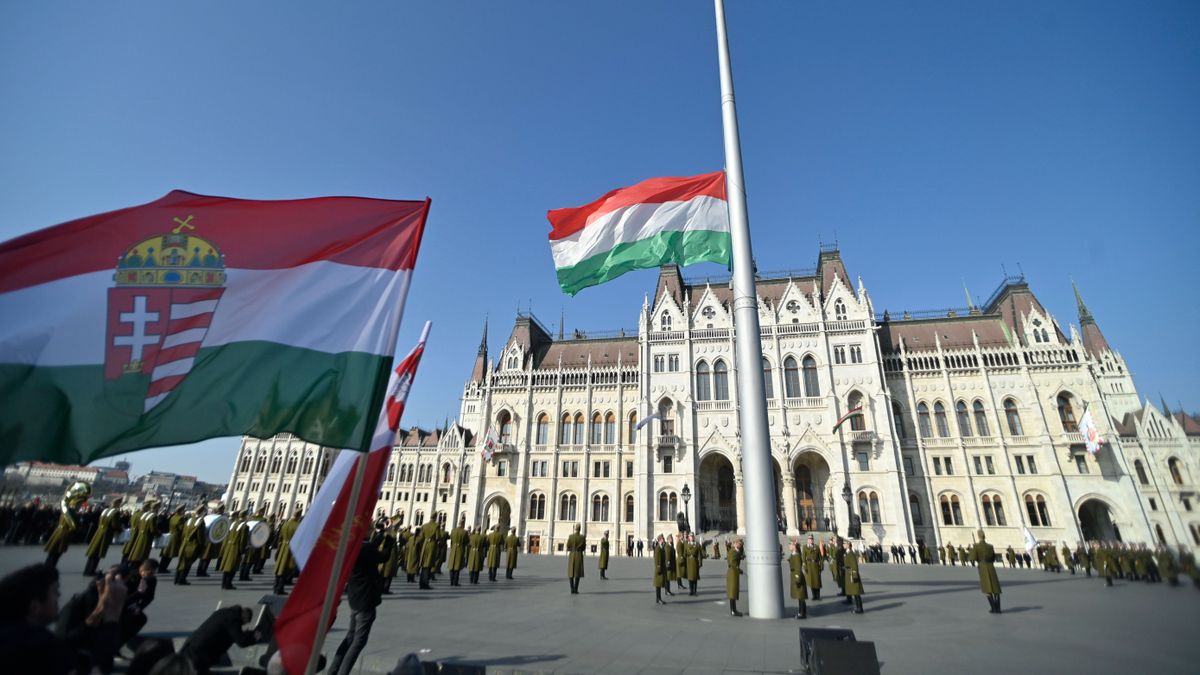 Március 15. - Felvonták a nemzeti lobogót, hamarosan beszédet mond Orbán Viktor