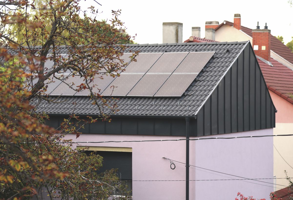 20201015 SzegedA háztartási napelemes rendszerek új támogatási programja.Képen: napelemes családi ház Újszegeden.Fotó: Frank Yvette FY Délmagyarország