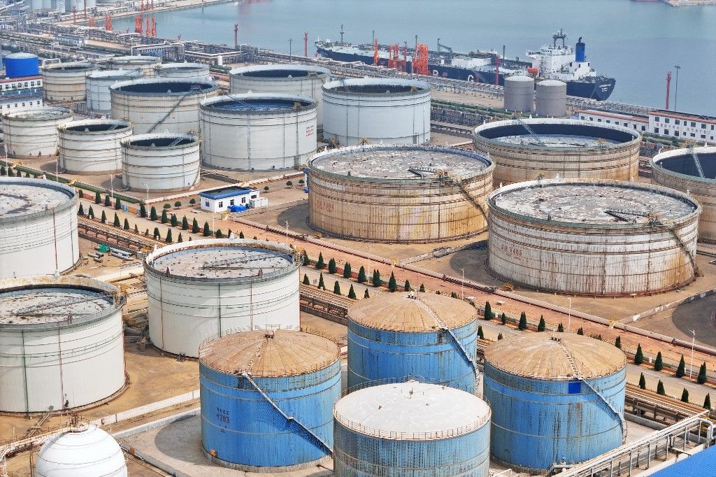 Yantai Port Crude Oil Throughput IncreasedYANTAI, CHINA - AUGUST 22, 2023 - A large oil tanker is unloaded at a liquefied chemical terminal in the Longkou port area of Yantai Port, east China's Shandong province, Aug 22, 2023. In the first seven months of 2023, Yantai Port completed 30.76 million tons of crude oil throughput, an increase of 27.75%. (Photo by Costfoto/NurPhoto) (Photo by CFOTO / NurPhoto / NurPhoto via AFP)
