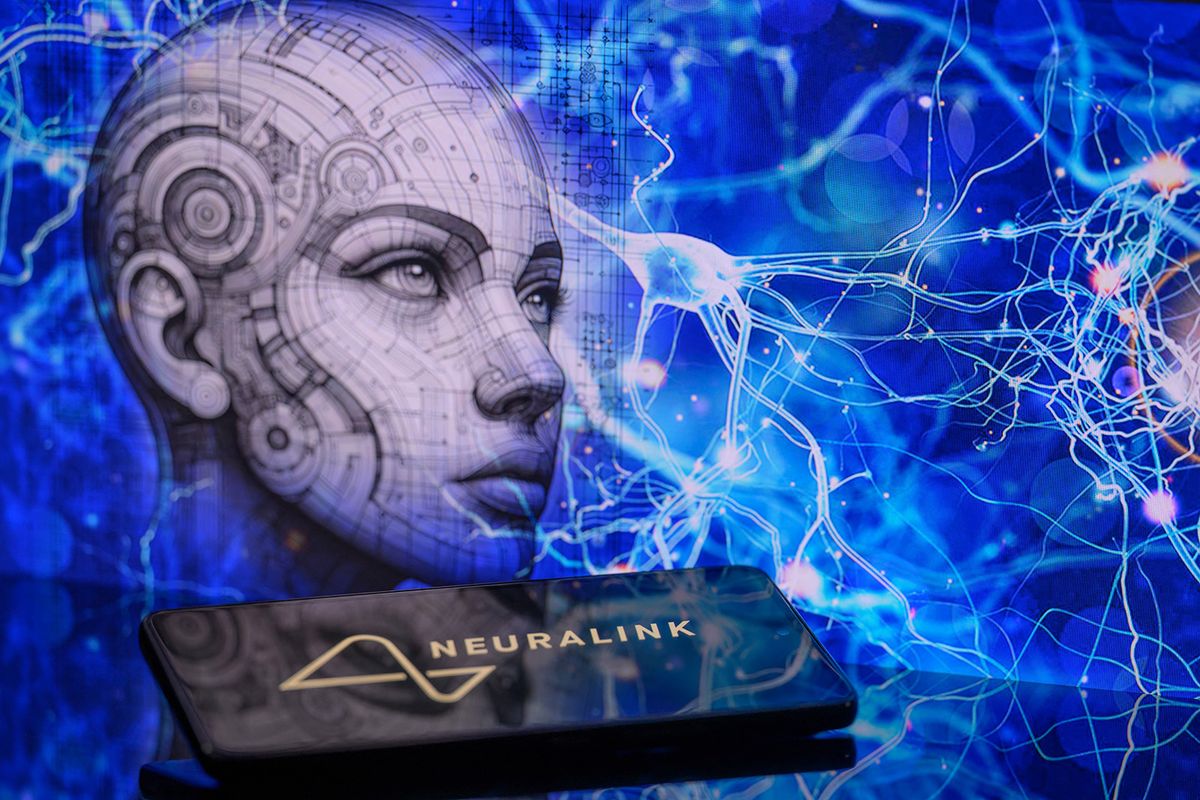  Elon Musk innovatív cége elérte az egyik célkitűzését. 
The Neuralink logo is being displayed on a smartphone with a brain chip visible in the background in this photo illustration in Brussels, Belgium, on January 30, 2024. (Photo by Jonathan Raa/NurPhoto) (Photo by Jonathan Raa / NurPhoto / NurPhoto via AFP)