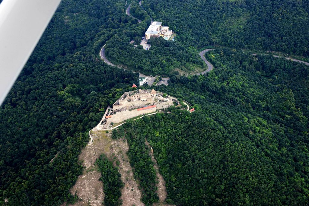 Visegrád, 2020. július 23.
Sétarepülés Budaörs-Visegrád-Esztergom-Tata-Budaörs útvonalon. A kép közepén a Visegrádi Fellegvár, mögötte a Silvanus Hotel épülete látható.
MTVA/Bizományosi: Lehotka László 
***************************
Kedves Felhasználó!
Ez a fotó nem a Duna Médiaszolgáltató Zrt./MTI által készített és kiadott fényképfelvétel, így harmadik személy által támasztott bárminemű – különösen szerzői jogi, szomszédos jogi és személyiségi jogi – igényért a fotó szerzője/jogutódja közvetlenül maga áll helyt, az MTVA felelőssége e körben kizárt.