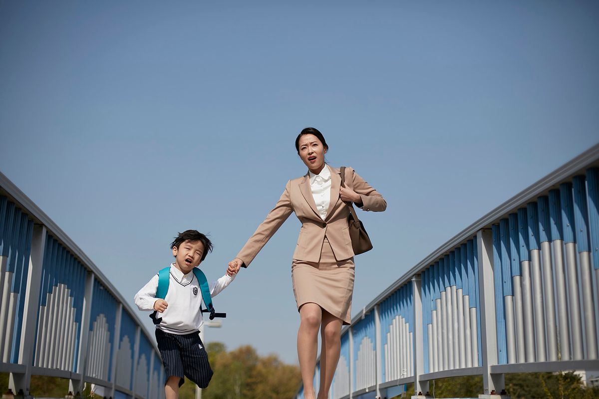 Mom and Son going work and school
Egy dél-koreai vállalat anyagilag ösztönzi a munkavállalók gyermekvállalását.