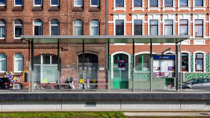 A mai napon a ver.di szakszervezet sztrájkolt, ez egy gyűjtő szakszervezet, nagyjából 1,5-2 millió taggal, és kb ezer különböző szakmát képviselnek. Ők felelnek a kollektív szerződésekért. A múlt havi mozdonyvezető sztrájk után most a közösség közlekedés/tömegközlekedési dolgozók sztrájkoltak, a jobb munkakörülményekért, meg fizetésemelésért. Tényleg brutál leterheltek, nagyon stresszes a meló, és itt is tervezett járatkimaradások vannak már (mint Budapesten), mert nincs elég buszsofőr, villamosvezető...stb.
KAV: Kommunaler Arbeitgeberverband - Kommunális Foglalkoztatók Szövetsége
Keine Ahnung (von) Verkehr : szóvicc a KAV-ból, kb Közlekedésből fogalmatlan
Verkehrswende: közlekedési reform, a Wende az a fordulat, váltás, új irány, rendszerváltás (ez a neve konkréten a 89-90es rendszerváltásnak) A közlekedés változtatása a közösségi közlekedés felé, kevesebb autó, több busz, több villamos, több bicikli...stb.
Wir fahren zusammen, wir streiken zusammen : Együtt utazunk, együtt sztrájkolunk. Kb, mint az egy csónakban evezünk.
Ob Bahn oder Bus, Sprinti ist ein Muss : Hogy vonat vagy busz, a Sprinti az kell!  (egy "muss"-muszáj)
Sprinti: gyorsbusz, iránytaxi,a külső "C" zónából a városba, vagy ott a C zónás utakra foglalható járat, kisbusz, amit appon keresztül lehet foglalni, de érvényes rá a bérlet (kb mintha über lenne BKV bérlettel)