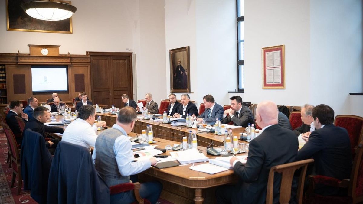 Ilyen kormányülés még nem volt: új szereplő tűnt fel Orbán Viktor mellett
