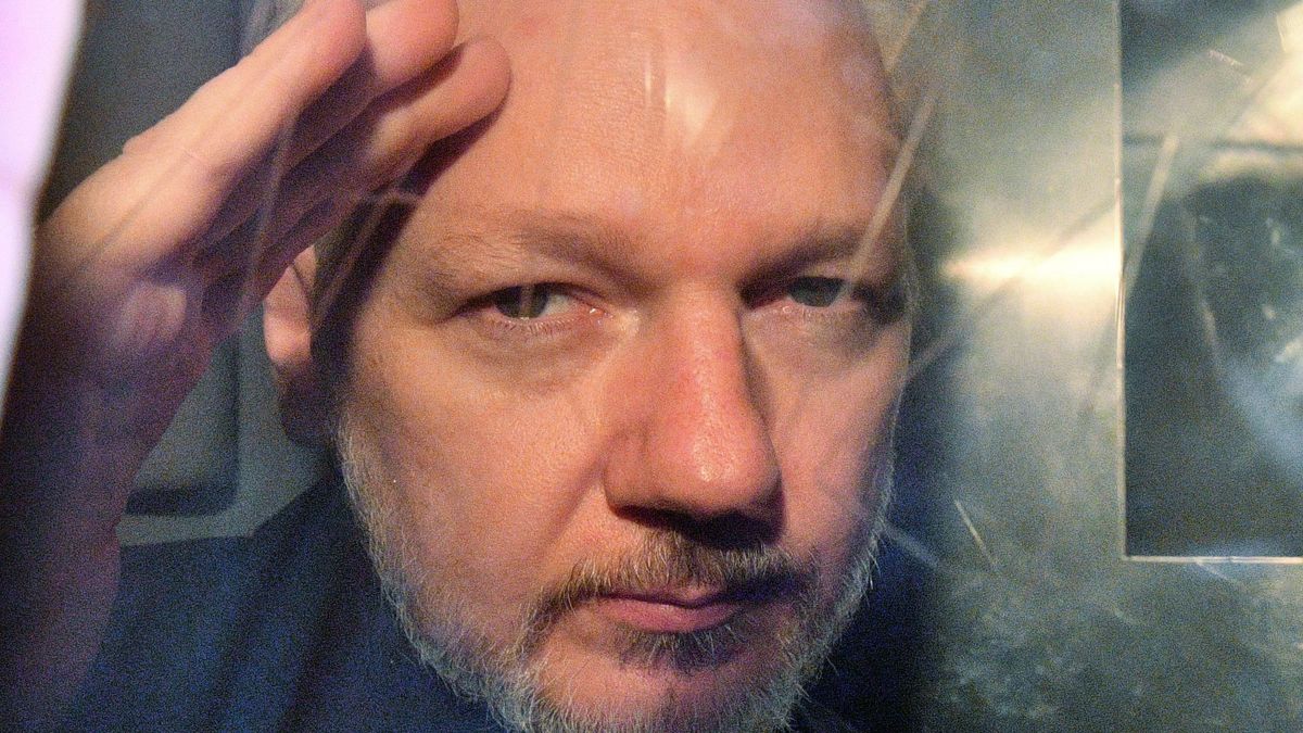 Egyelőre elkerüli a kiadatást a Wikileaks-alapító