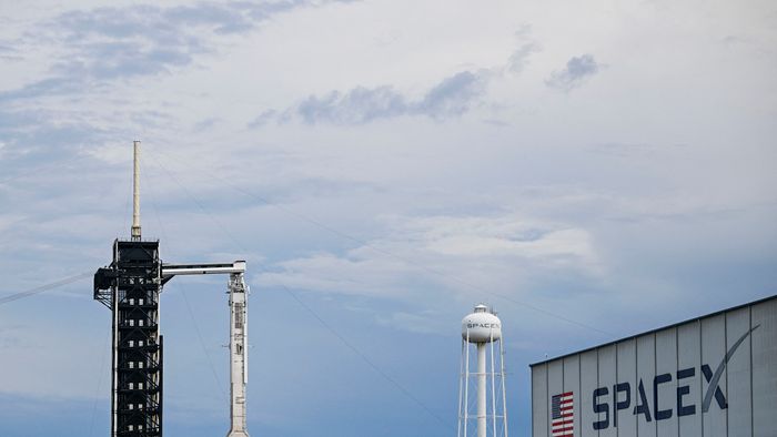 Egy SpaceX Falcon 9 rakéta a Crew Dragon Endeavour kapszulával a Kennedy Űrközpontban található LC-39A indítóálláson a floridai Cape Canaveralban.