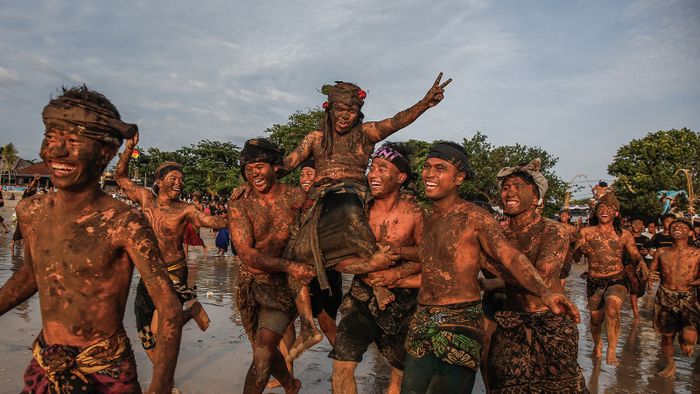 Bali férfiak az óceán felé sétálnak, miután testüket sárral fedték be az iszapfürdőzés során, vagy a Nyepi után Mebuug Buugan néven ismert Balinéz Csend napja a mangrove-területen, Kedonganan Village, Badung, Bali, Indonézia márciusban. 12, 2024. Ez a hagyomány, amelyet a faluban minden nem és korosztály gyakorol, a föld termékenységéért való hála egy formája, és úgy gondolják, hogy semlegesíti a lelki negativitást. A rituálét hatvan év kihagyás után nemrégiben újjáélesztették. 
Johannes Panji Christo / Anadolu (Photo by Johannes Panji Christo / ANADOLU / Anadolu via AFP)ty