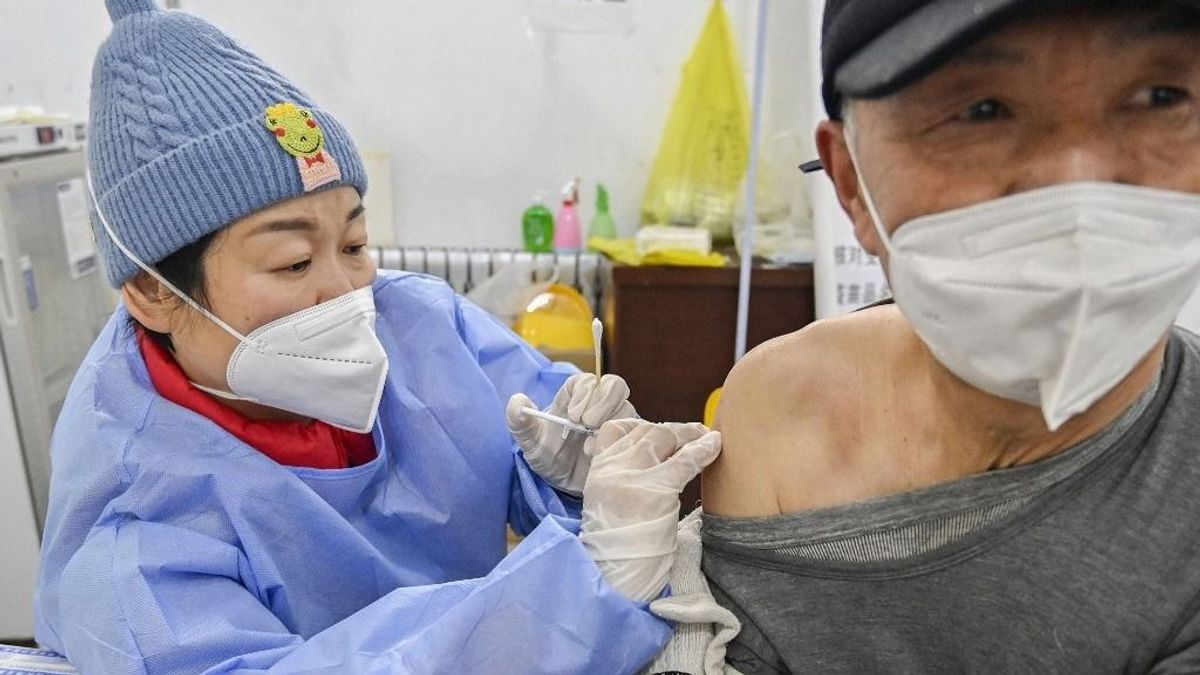 Több ezren támadják Pekinget, mert szerintük súlyosan megbetegedtek a koronavírus elleni kínai oltástól