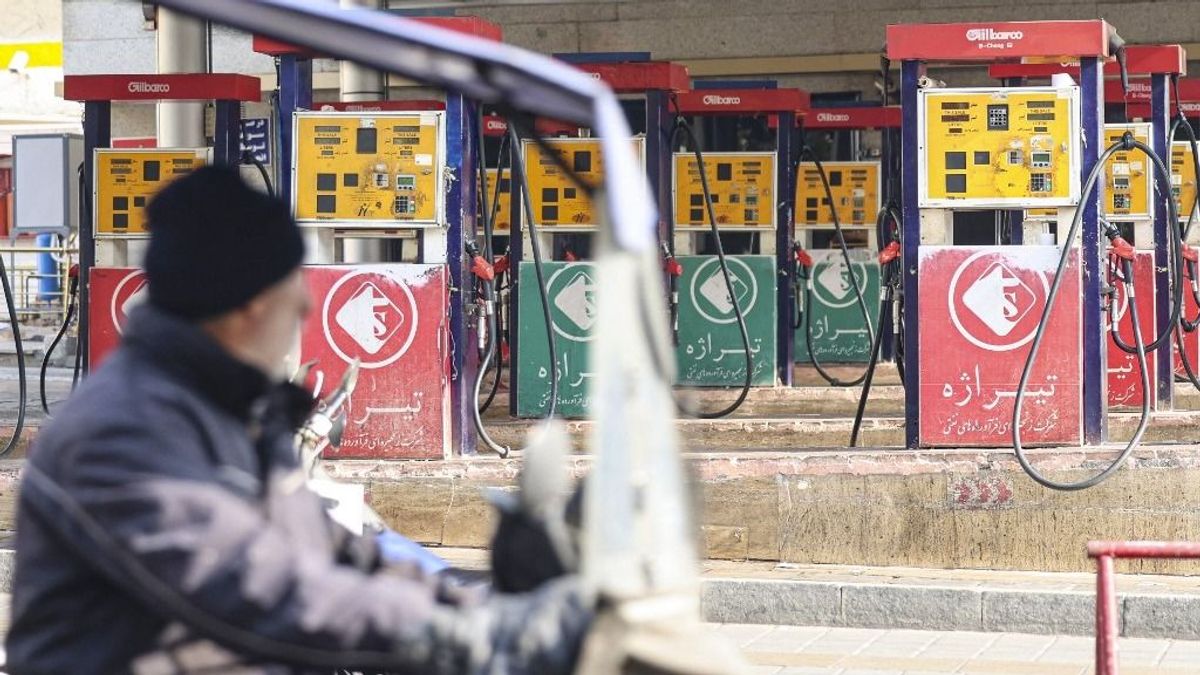 Hiába fürdik olajban, benzinimportra szorulhat Irán