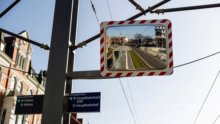 A mai napon a ver.di szakszervezet sztrájkolt, ez egy gyűjtő szakszervezet, nagyjából 1,5-2 millió taggal, és kb ezer különböző szakmát képviselnek. Ők felelnek a kollektív szerződésekért. A múlt havi mozdonyvezető sztrájk után most a közösség közlekedés/tömegközlekedési dolgozók sztrájkoltak, a jobb munkakörülményekért, meg fizetésemelésért. Tényleg brutál leterheltek, nagyon stresszes a meló, és itt is tervezett járatkimaradások vannak már (mint Budapesten), mert nincs elég buszsofőr, villamosvezető...stb.
KAV: Kommunaler Arbeitgeberverband - Kommunális Foglalkoztatók Szövetsége
Keine Ahnung (von) Verkehr : szóvicc a KAV-ból, kb Közlekedésből fogalmatlan
Verkehrswende: közlekedési reform, a Wende az a fordulat, váltás, új irány, rendszerváltás (ez a neve konkréten a 89-90es rendszerváltásnak) A közlekedés változtatása a közösségi közlekedés felé, kevesebb autó, több busz, több villamos, több bicikli...stb.
Wir fahren zusammen, wir streiken zusammen : Együtt utazunk, együtt sztrájkolunk. Kb, mint az egy csónakban evezünk.
Ob Bahn oder Bus, Sprinti ist ein Muss : Hogy vonat vagy busz, a Sprinti az kell!  (egy "muss"-muszáj)
Sprinti: gyorsbusz, iránytaxi,a külső "C" zónából a városba, vagy ott a C zónás utakra foglalható járat, kisbusz, amit appon keresztül lehet foglalni, de érvényes rá a bérlet (kb mintha über lenne BKV bérlettel)