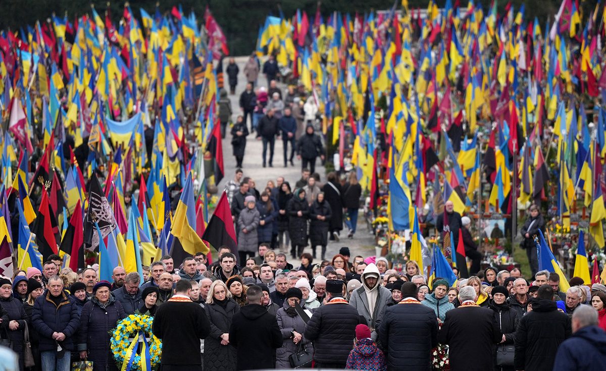 Tens of thousands of people attend a memorial mass at the graveyard to mourn the victim of Russia's invasion war of Ukraine Lyviv in Ukraine on Febr. 24, 2024, two years after the war broke out. ( The Yomiuri Shimbun ) (Photo by Kaname Muto / Yomiuri / The Yomiuri Shimbun via AFP)
orosz-ukrán háború