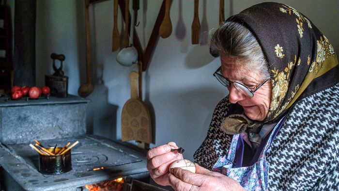Méhviasz íróka segítségével írott tojást készít (balról jobbra) Gergely Irén, Ambrus Andrea és Nagy Viorica az erdélyi Gyimesközéplokhoz tartozó Hidegségpatakán