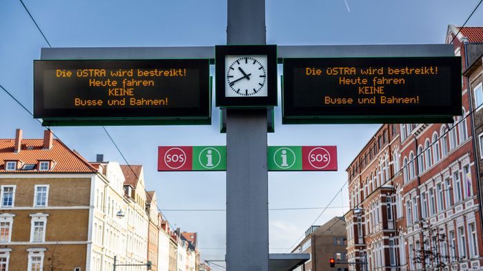 A mai napon a ver.di szakszervezet sztrájkolt, ez egy gyűjtő szakszervezet, nagyjából 1,5-2 millió taggal, és kb ezer különböző szakmát képviselnek. Ők felelnek a kollektív szerződésekért. A múlt havi mozdonyvezető sztrájk után most a közösség közlekedés/tömegközlekedési dolgozók sztrájkoltak, a jobb munkakörülményekért, meg fizetésemelésért. Tényleg brutál leterheltek, nagyon stresszes a meló, és itt is tervezett járatkimaradások vannak már (mint Budapesten), mert nincs elég buszsofőr, villamosvezető...stb.
KAV: Kommunaler Arbeitgeberverband - Kommunális Foglalkoztatók Szövetsége
Keine Ahnung (von) Verkehr : szóvicc a KAV-ból, kb Közlekedésből fogalmatlan
Verkehrswende: közlekedési reform, a Wende az a fordulat, váltás, új irány, rendszerváltás (ez a neve konkréten a 89-90es rendszerváltásnak) A közlekedés változtatása a közösségi közlekedés felé, kevesebb autó, több busz, több villamos, több bicikli...stb.
Wir fahren zusammen, wir streiken zusammen : Együtt utazunk, együtt sztrájkolunk. Kb, mint az egy csónakban evezünk.
Ob Bahn oder Bus, Sprinti ist ein Muss : Hogy vonat vagy busz, a Sprinti az kell!  (egy "muss"-muszáj)
Sprinti: gyorsbusz, iránytaxi,a külső "C" zónából a városba, vagy ott a C zónás utakra foglalható járat, kisbusz, amit appon keresztül lehet foglalni, de érvényes rá a bérlet (kb mintha über lenne BKV bérlettel)