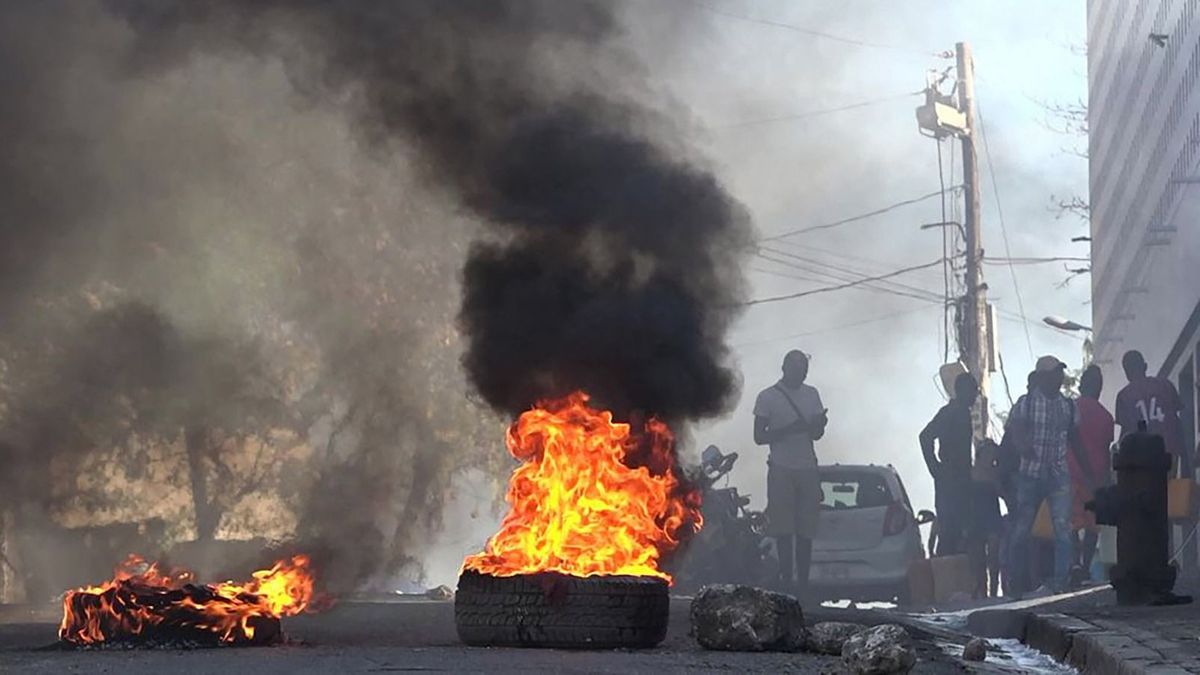 Lángokban áll Haiti, lemondott a miniszterelnök