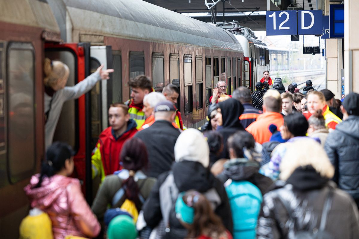 Last special train with Ukraine refugees arrives at Messbahnhof station, ukrán menekültek