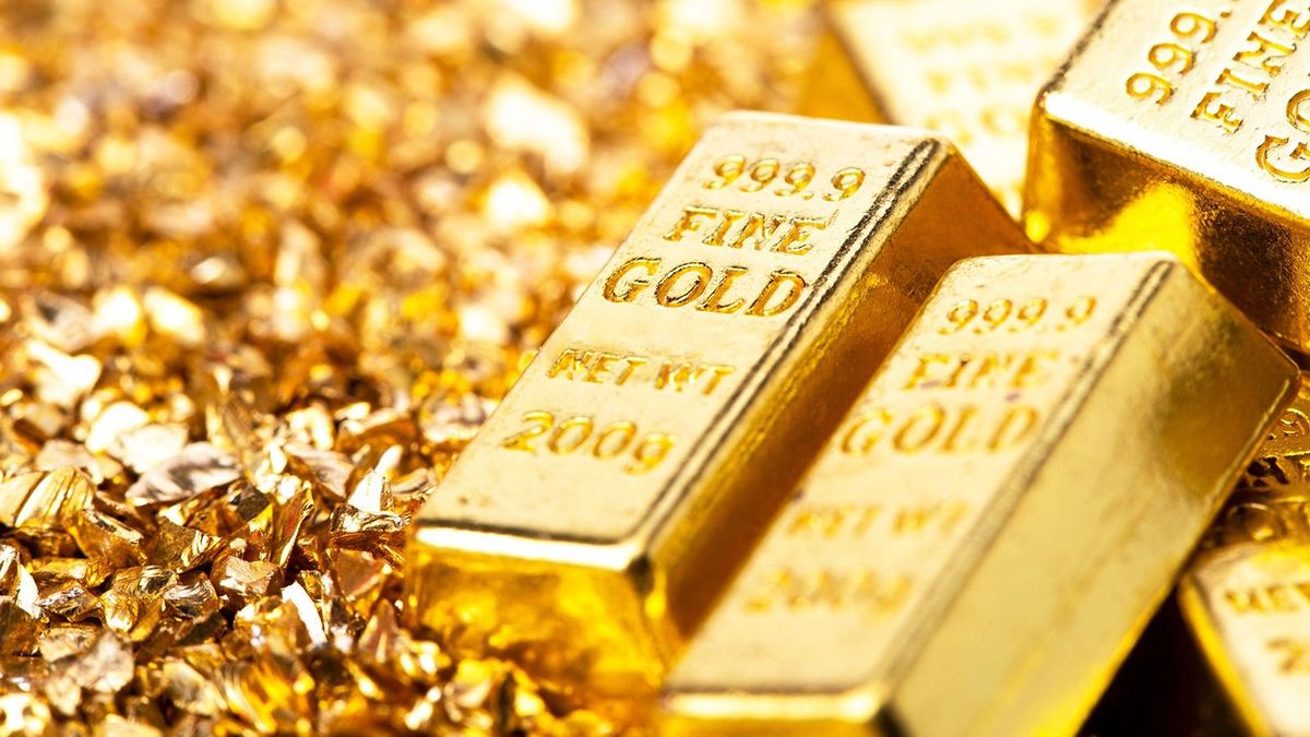 Gold,Bars,On,Nugget,Grains,Background,,Close-up arany