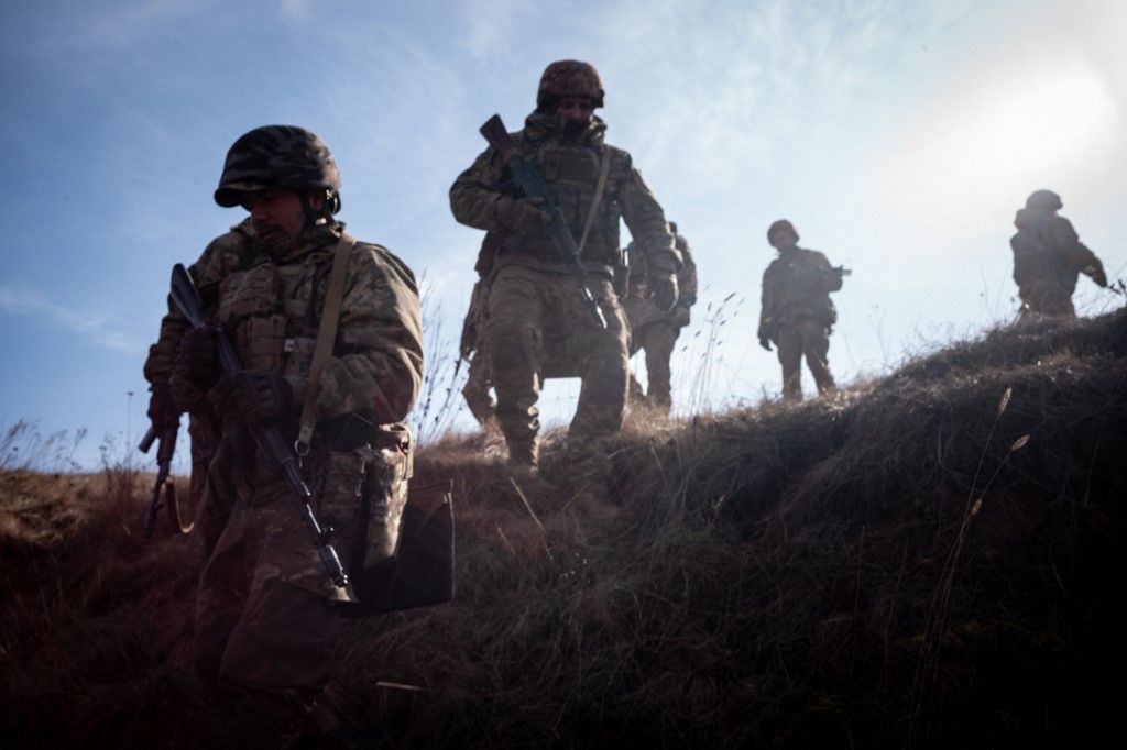 Ukrainian soldiers conduct combat drills in Donetsk Oblast