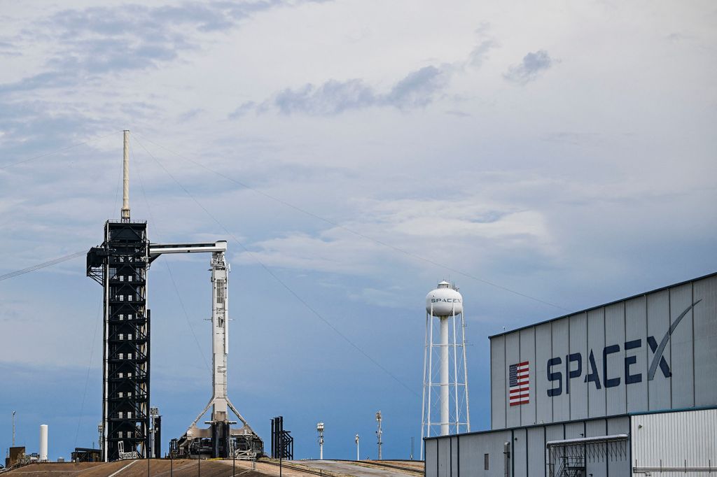 Egy SpaceX Falcon 9 rakéta a Crew Dragon Endeavour kapszulával a Kennedy Űrközpontban található LC-39A indítóálláson a floridai Cape Canaveralban.