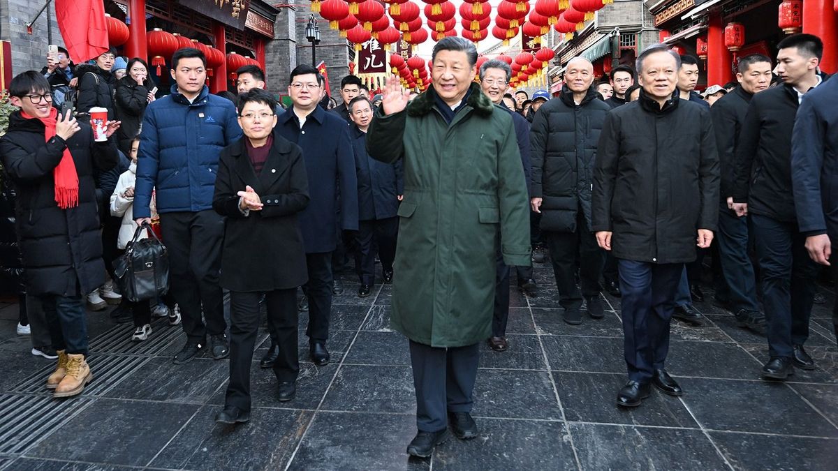 (240202) -- TIANJIN, Feb. 2, 2024 (Xinhua) -- Chinese President Xi Jinping, also general secretary of the Communist Party of China Central Committee and chairman of the Central Military Commission, waves to the crowd while visiting an ancient cultural street in north China's Tianjin Municipality, Feb. 1, 2024. Xi visited people in the northern city of Tianjin ahead of the Spring Festival and made an inspection tour in Tianjin from Thursday to Friday. (Xinhua/Xie Huanchi) (Photo by Xie Huanchi / XINHUA / Xinhua via AFP) kína Hszi Csin-Ping
