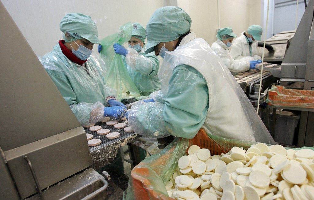 HUNGARY-BIRD-FLUHungarian workers put together turkey-products destined for export to EU countries, applying a safety measures, 20 February 2007 in "Gallicoop", in Szarvas, south-east Hungary. After a country-wide control in Hungary, the animal health authorities haven't found evidence that could show poultry or poultry products from Hungary could have transmitted the H5N1 bird flu virus to Britain, recapitulated by Hungarian agricultural minister Jozsef Graf. AFP PHOTO / ATTILA KISBENEDEK (Photo by ATTILA KISBENEDEK / AFP)
