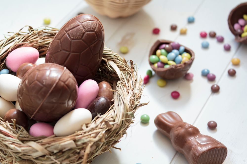 Chocolate,Eggs,And,Easter,Almonds,On,Bird,Nest,,Chocolate,Bunny
csokitojás