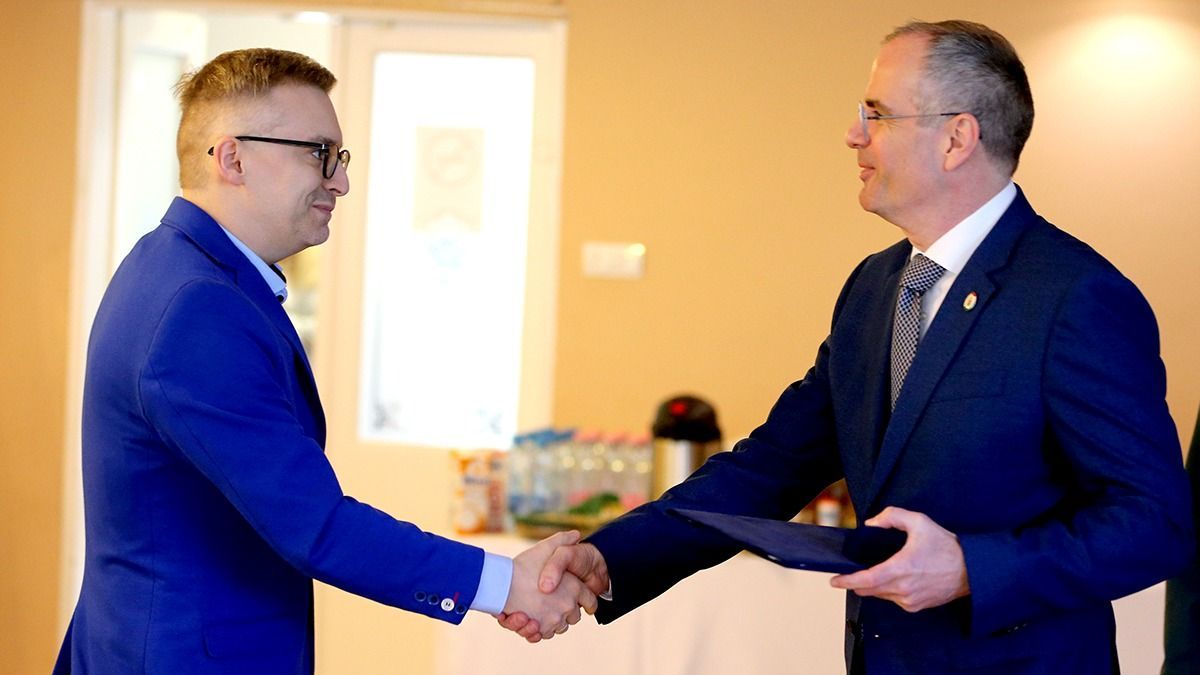 Aranytollat kapott kollégánk