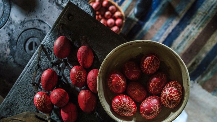 Méhviasz íróka segítségével írott tojást készít (balról jobbra) Gergely Irén, Ambrus Andrea és Nagy Viorica az erdélyi Gyimesközéplokhoz tartozó Hidegségpatakán