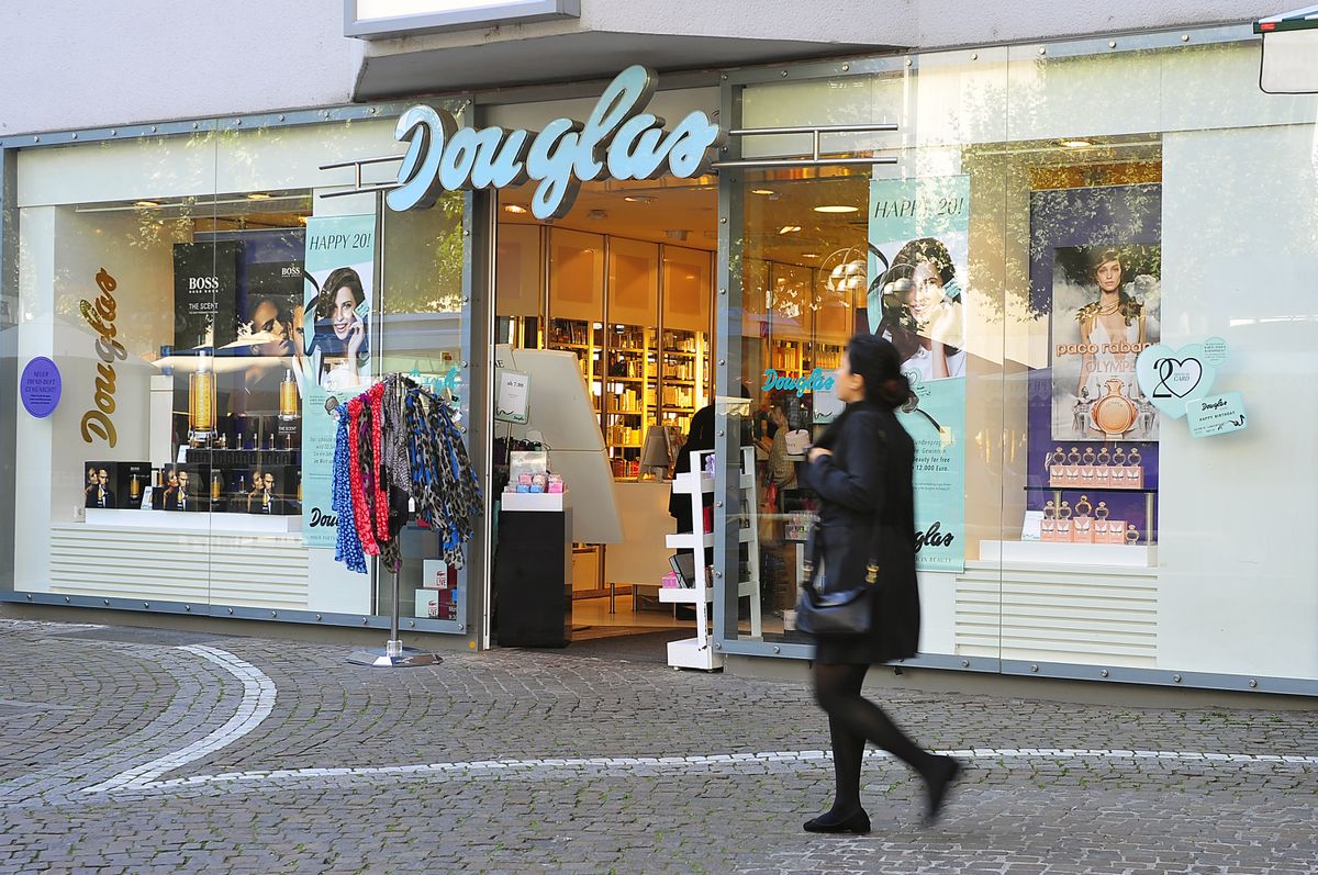 Douglas  Frankfurt,germany-sept,11:douglas,Store,By,Main,River,On,September,11,2015,In
