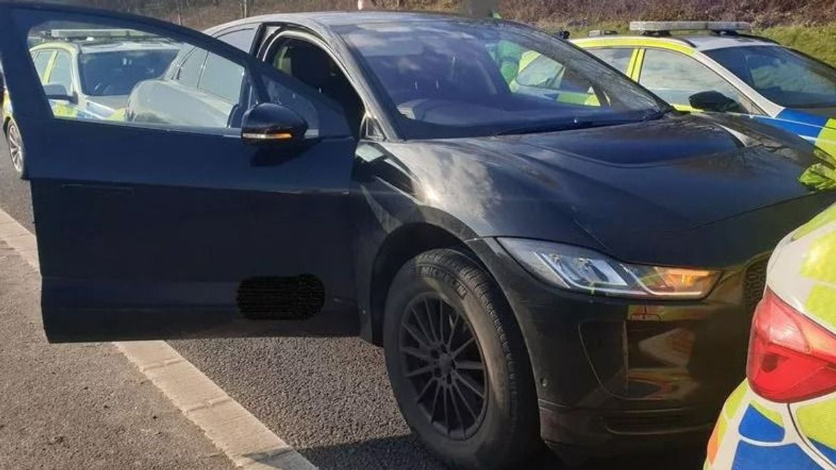 Újabb elektromosautó-gikszer: elszabadult egy Jaguar, a sofőr életét is veszélybe sodorta