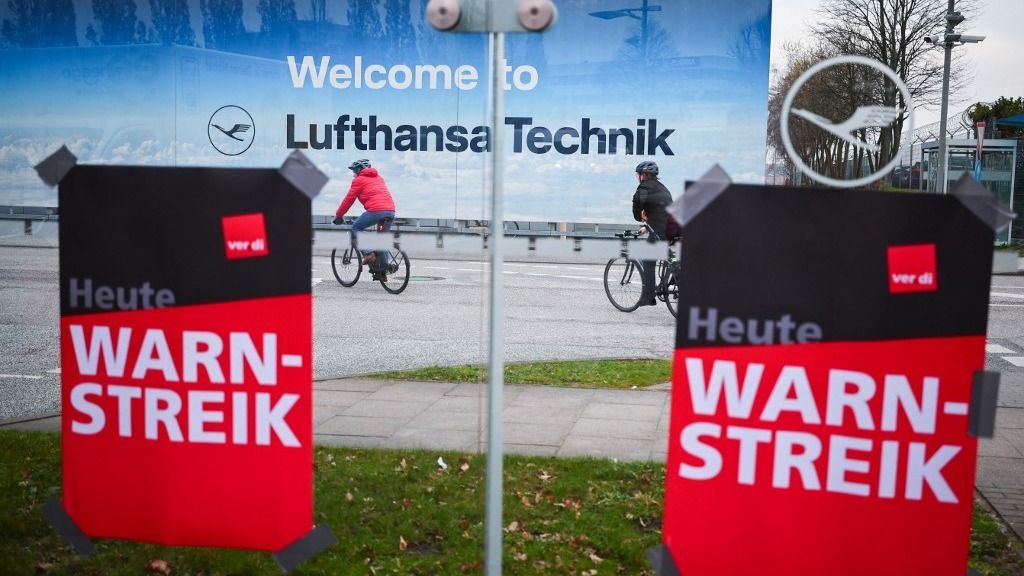 Lufthansa 07 March 2024, Hamburg: Signs reading "Warning strike" hang at the entrance to Lufthansa Technik in Hamburg. With renewed warning strikes by several professional groups, the Verdi trade union is paralyzing important parts of German air traffic on Thursday and Friday. Photo: Christian Charisius/dpa (Photo by CHRISTIAN CHARISIUS / DPA / dpa Picture-Alliance via AFP)