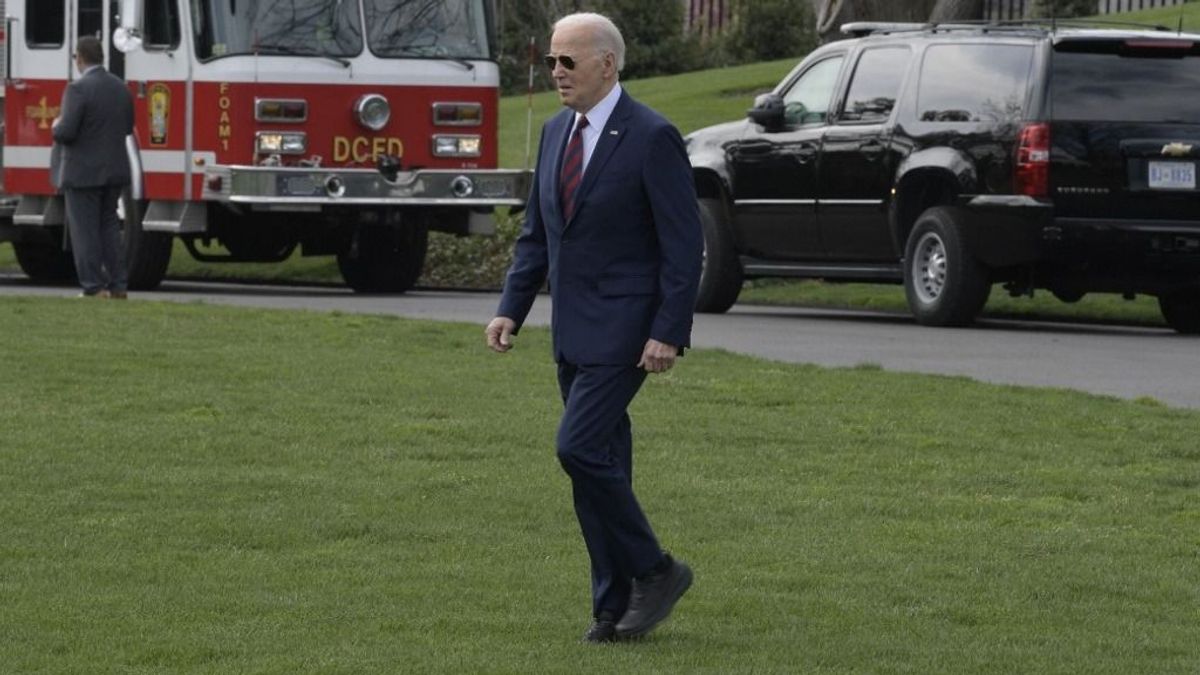 Speciális cipőt kell Joe Bidennek hordania: a Fehér Ház mindent elkövet, nehogy újra elessen az elnök