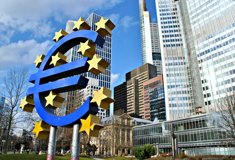 Frankfurt,,Germany,-,March,3,2015:,The,Famous,Big,Euro,Sign