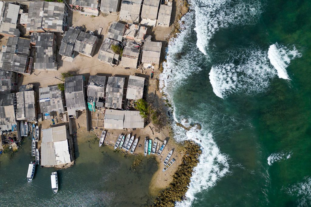 A tengerszint emelkedése által érintett házak légifelvétele a kolumbiai Cartagena állambeli Tierra Bomba szigetén, 2024. február 24-én. A tengerszint minden évben emelkedik, és elnyeli a Cartagenai-öblöt. A hullámok által elmosott temető a globális felmelegedés hatásait mutatja Kolumbia legturisztikaibb városában, amely ebben az évszázadban részben víz alatt lehet.