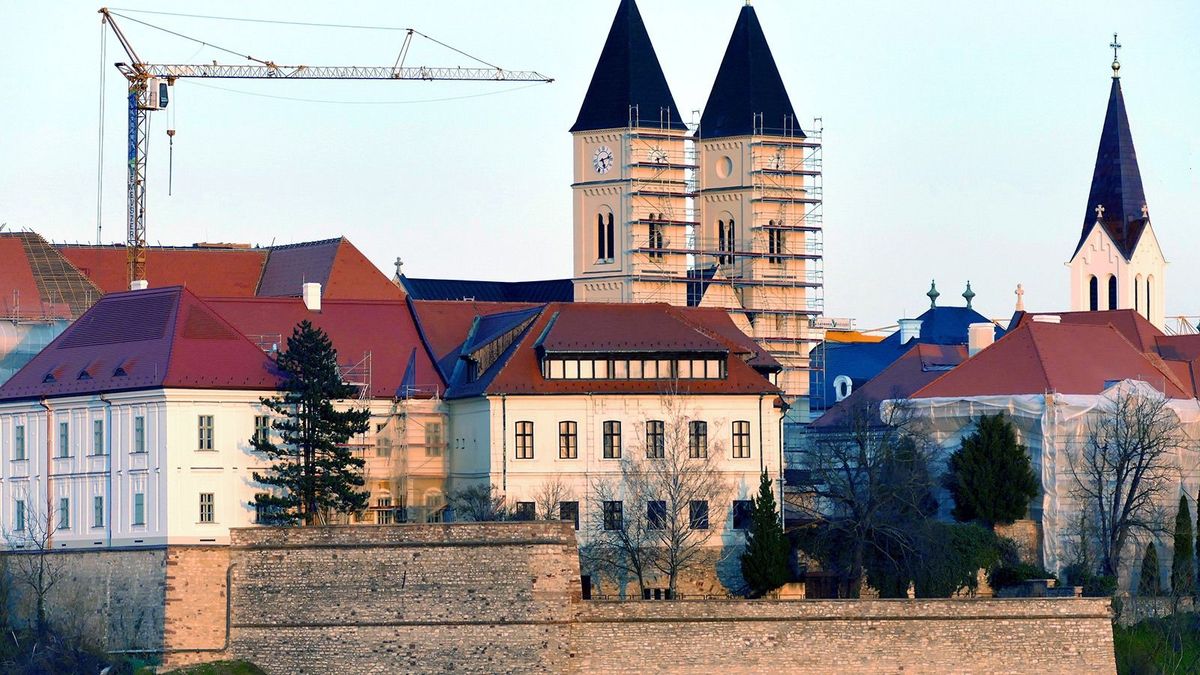 Tizenkilencedik századi falfestményekre bukkantak a veszprémi várnegyed kanonoki épületeiben