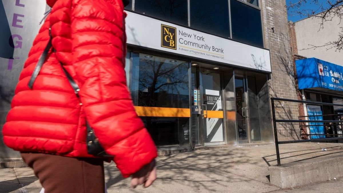 Egymilliárd dollárt csöpögtetnének tőkeinfúzióval egy padlóra került amerikai bankba