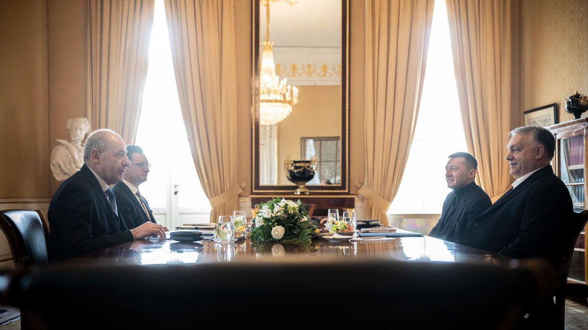 Nagy találkozás: Orbán Viktor a Sándor-palotába ment és tárgyalóasztalhoz ült Sulyok Tamással
