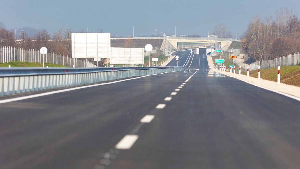 Leporolták az M9-es autópálya tervét, a benzin drágul, a Mercedes robotot tesztel – heti összefoglaló