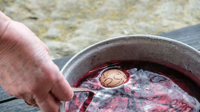 Méhviasz íróka segítségével írott tojást készít (balról jobbra) Gergely Irén, Ambrus Andrea és Nagy Viorica az erdélyi Gyimesközéplokhoz tartozó Hidegségpatakán