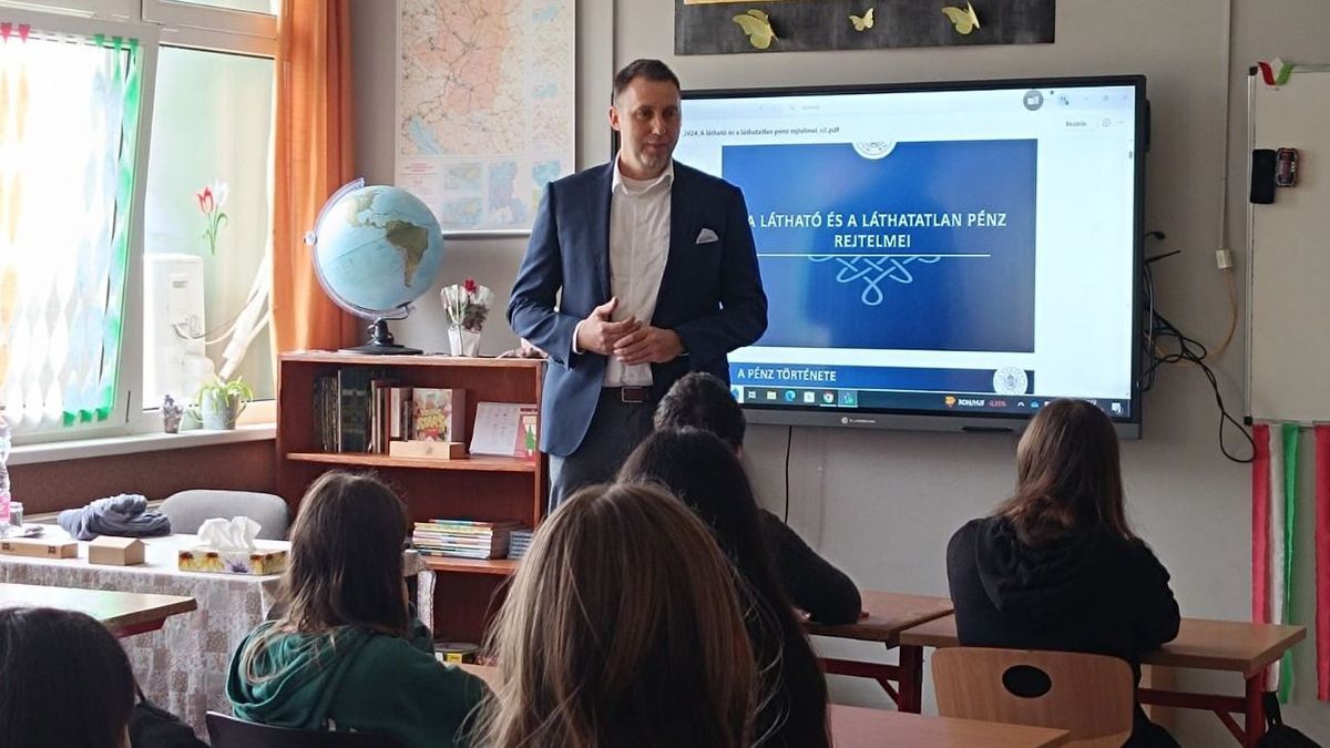 Virág Barnabás általános iskolásoknak tartott előadásával zárult a PÉNZ7