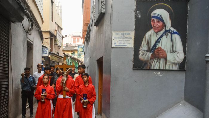 Good Friday Observation In India.Children are carrying a cross during a rally organized to observe Good Friday in Kolkata, India, on March 29, 2024. (Photo by Debarchan Chatterjee/NurPhoto via Getty Images)