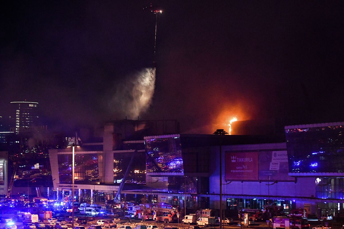 A firefighting helicopter drops water on the burning Crocus City Hall concert hall following the shooting incident in Krasnogorsk, outside Moscow, on March 22, 2024. Gunmen opened fire at a concert hall in a Moscow suburb on March 22, 2024 leaving dead and wounded before a major fire spread through the building, Moscow's mayor and Russian news agencies reported. (Photo by Olga MALTSEVA / AFP)
terrortámadás, Oroszország