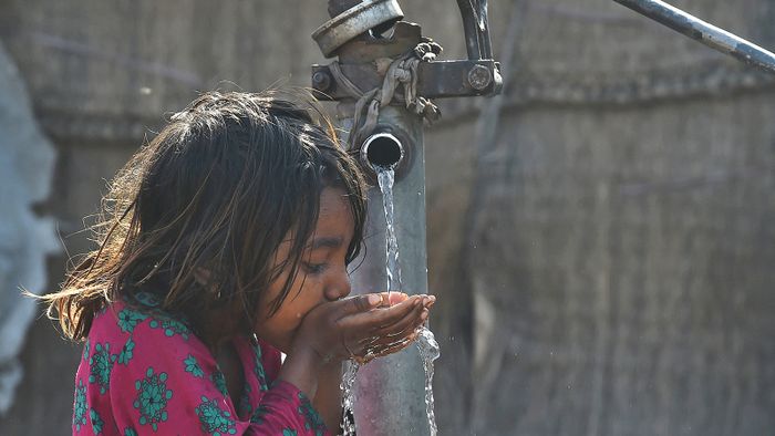 Egy pakisztáni lány vizet iszik egy kézi vízszivattyúból Lahore-ban 2019. március 22-én, a víz világnapján. UNESCO World Water Day is held annually on 22 March as a means of focusing attention on the importance of freshwater and advocating for the sustainable management of freshwater resources. (Photo by ARIF ALI / AFP)