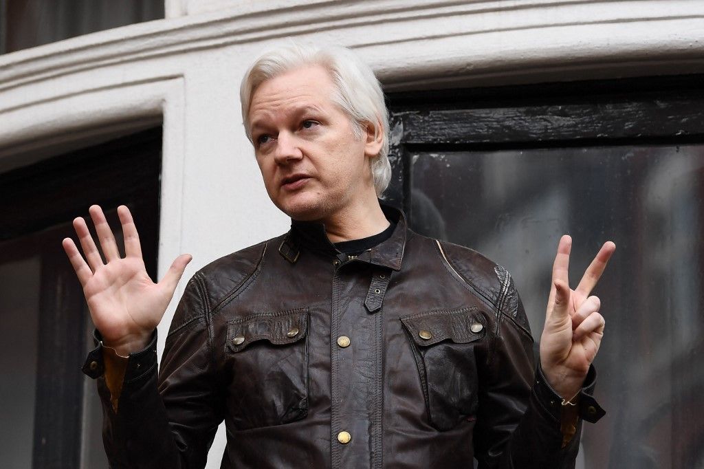 Wikileaks founder Julian Assange speaks on the balcony of the Embassy of Ecuador in London on May 19, 2017. WikiLeaks founder Julian Assange on Friday hailed an "important victory" after Swedish prosecutors dropped a rape investigation against him, speaking in a rare public appearance at Ecuador's embassy in London. (Photo by Justin TALLIS / AFP)