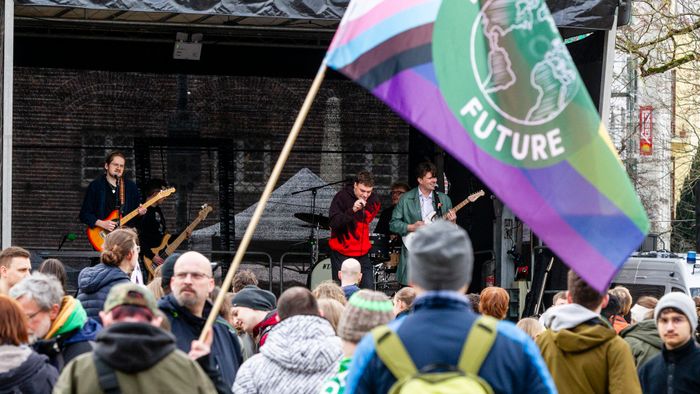 A mai napon a ver.di szakszervezet sztrájkolt, ez egy gyűjtő szakszervezet, nagyjából 1,5-2 millió taggal, és kb ezer különböző szakmát képviselnek. Ők felelnek a kollektív szerződésekért. A múlt havi mozdonyvezető sztrájk után most a közösség közlekedés/tömegközlekedési dolgozók sztrájkoltak, a jobb munkakörülményekért, meg fizetésemelésért. Tényleg brutál leterheltek, nagyon stresszes a meló, és itt is tervezett járatkimaradások vannak már (mint Budapesten), mert nincs elég buszsofőr, villamosvezető...stb.
KAV: Kommunaler Arbeitgeberverband - Kommunális Foglalkoztatók Szövetsége
Keine Ahnung (von) Verkehr : szóvicc a KAV-ból, kb Közlekedésből fogalmatlan
Verkehrswende: közlekedési reform, a Wende az a fordulat, váltás, új irány, rendszerváltás (ez a neve konkréten a 89-90es rendszerváltásnak) A közlekedés változtatása a közösségi közlekedés felé, kevesebb autó, több busz, több villamos, több bicikli...stb.
Wir fahren zusammen, wir streiken zusammen : Együtt utazunk, együtt sztrájkolunk. Kb, mint az egy csónakban evezünk.
Ob Bahn oder Bus, Sprinti ist ein Muss : Hogy vonat vagy busz, a Sprinti az kell!  (egy "muss"-muszáj)
Sprinti: gyorsbusz, iránytaxi,a külső "C" zónából a városba, vagy ott a C zónás utakra foglalható járat, kisbusz, amit appon keresztül lehet foglalni, de érvényes rá a bérlet (kb mintha über lenne BKV bérlettel)