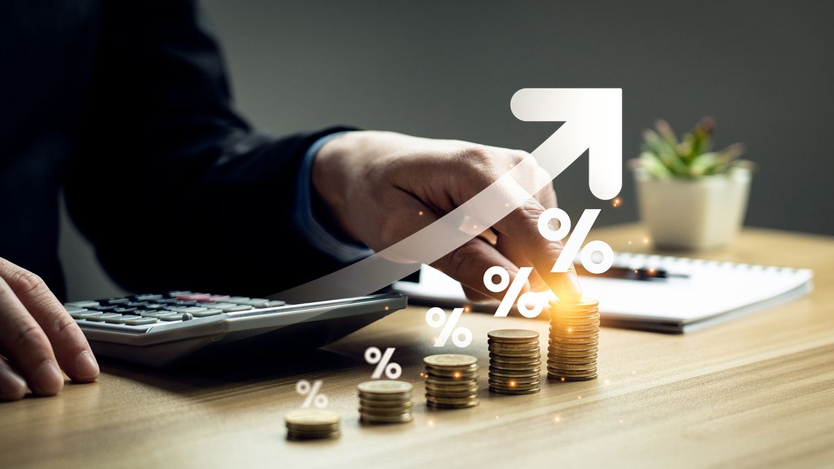 Interest,Rates,And,Dividends,,Business,People,Calculate,And,Higher,Graphs